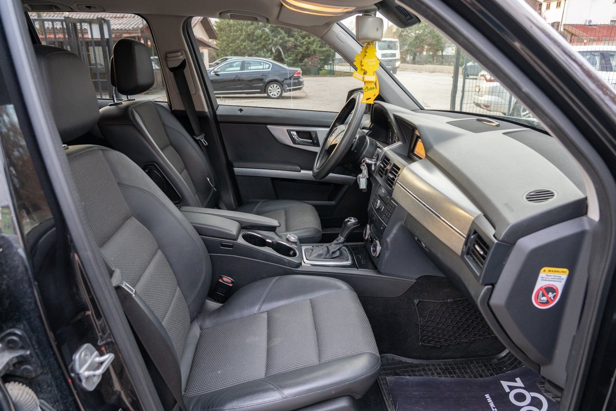 Automobil