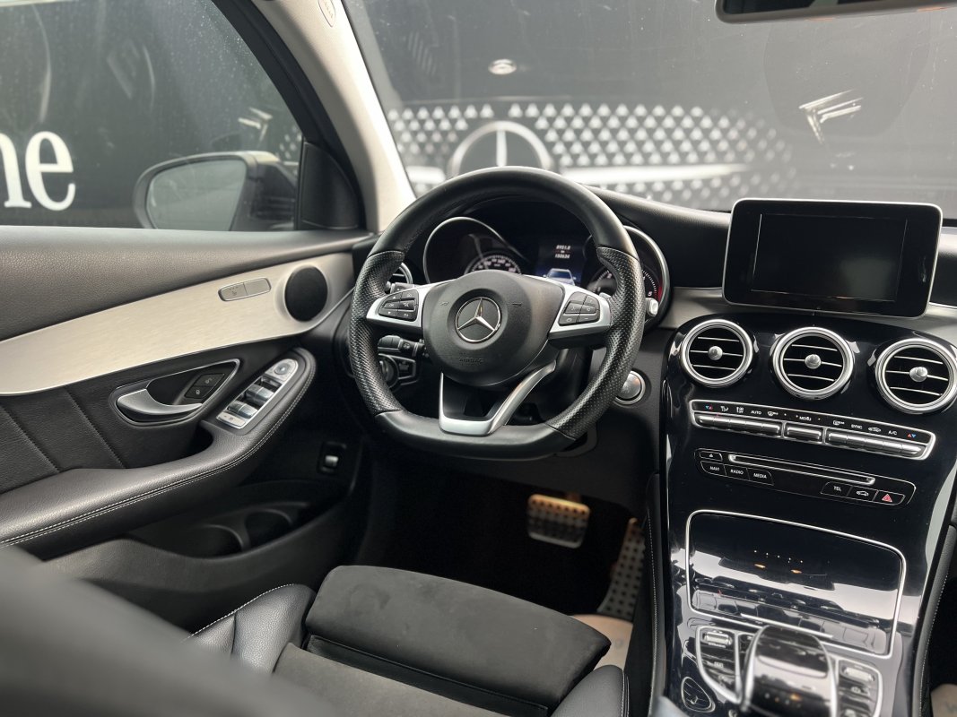 Automobil