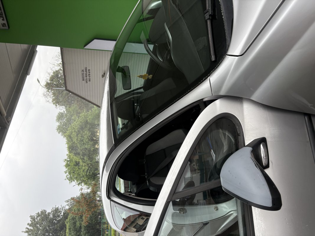 Automobil