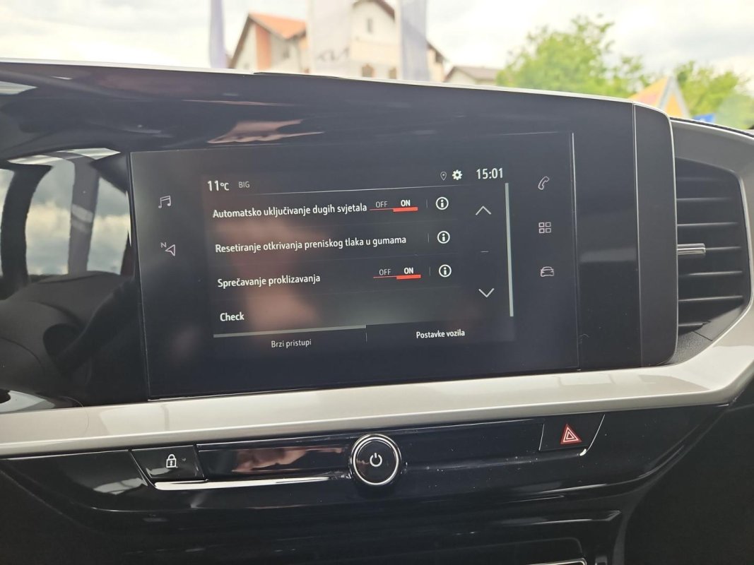 Automobil