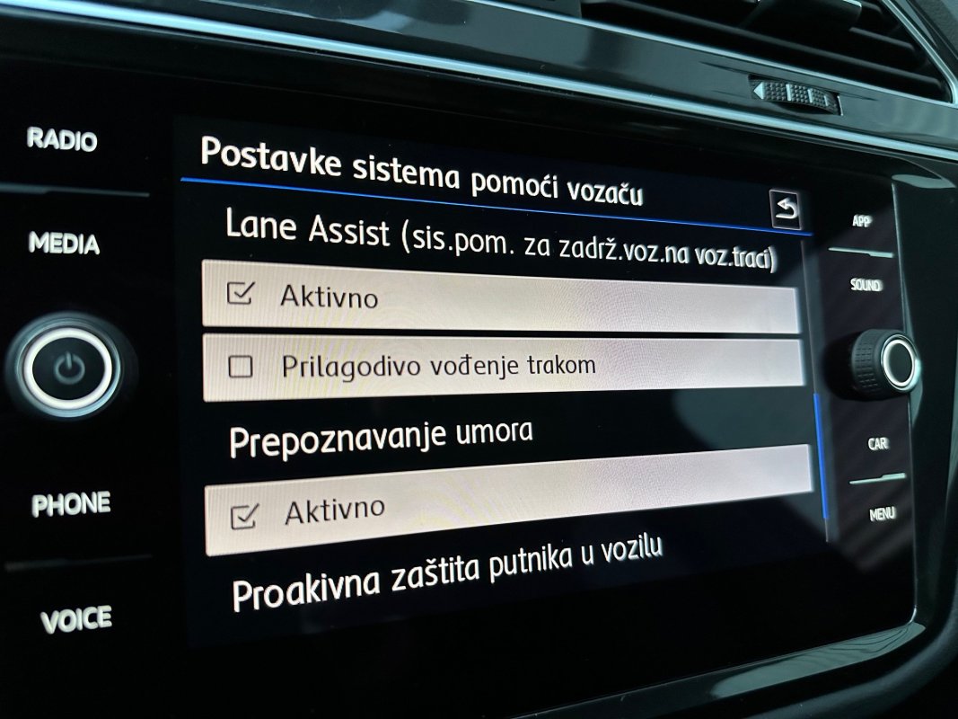 Automobil