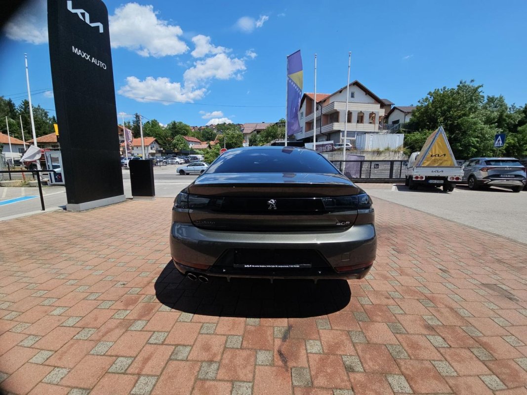 Automobil