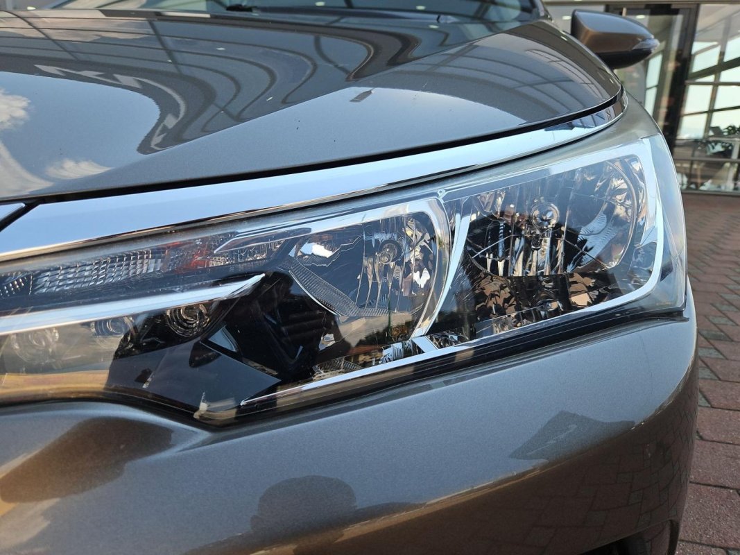 Automobil