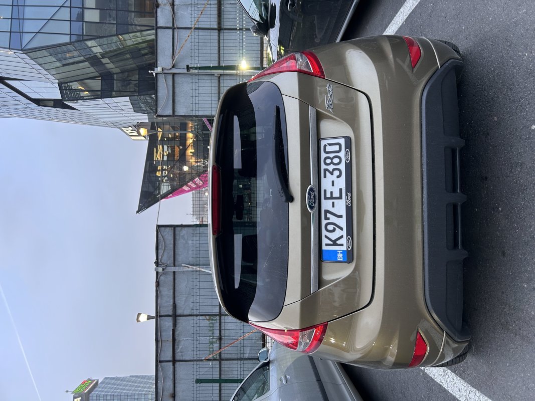Automobil