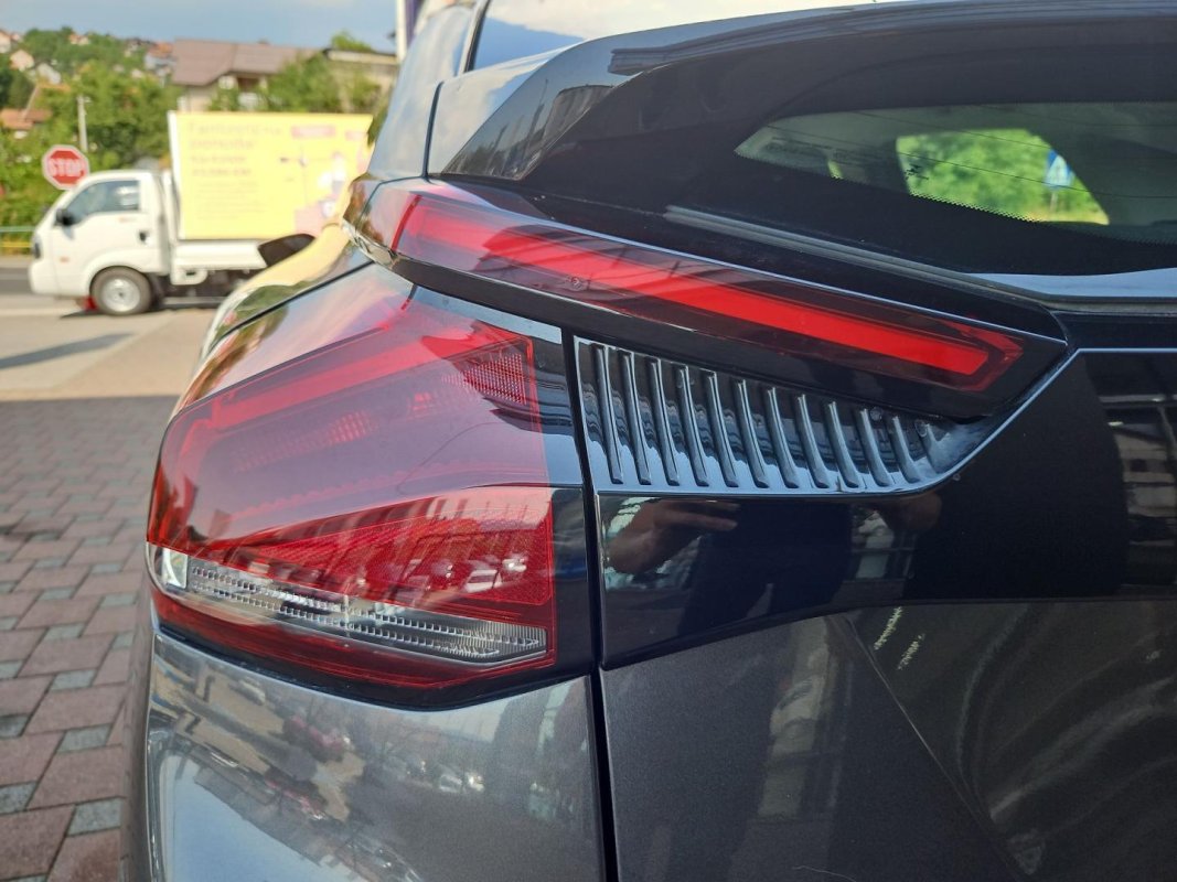 Automobil