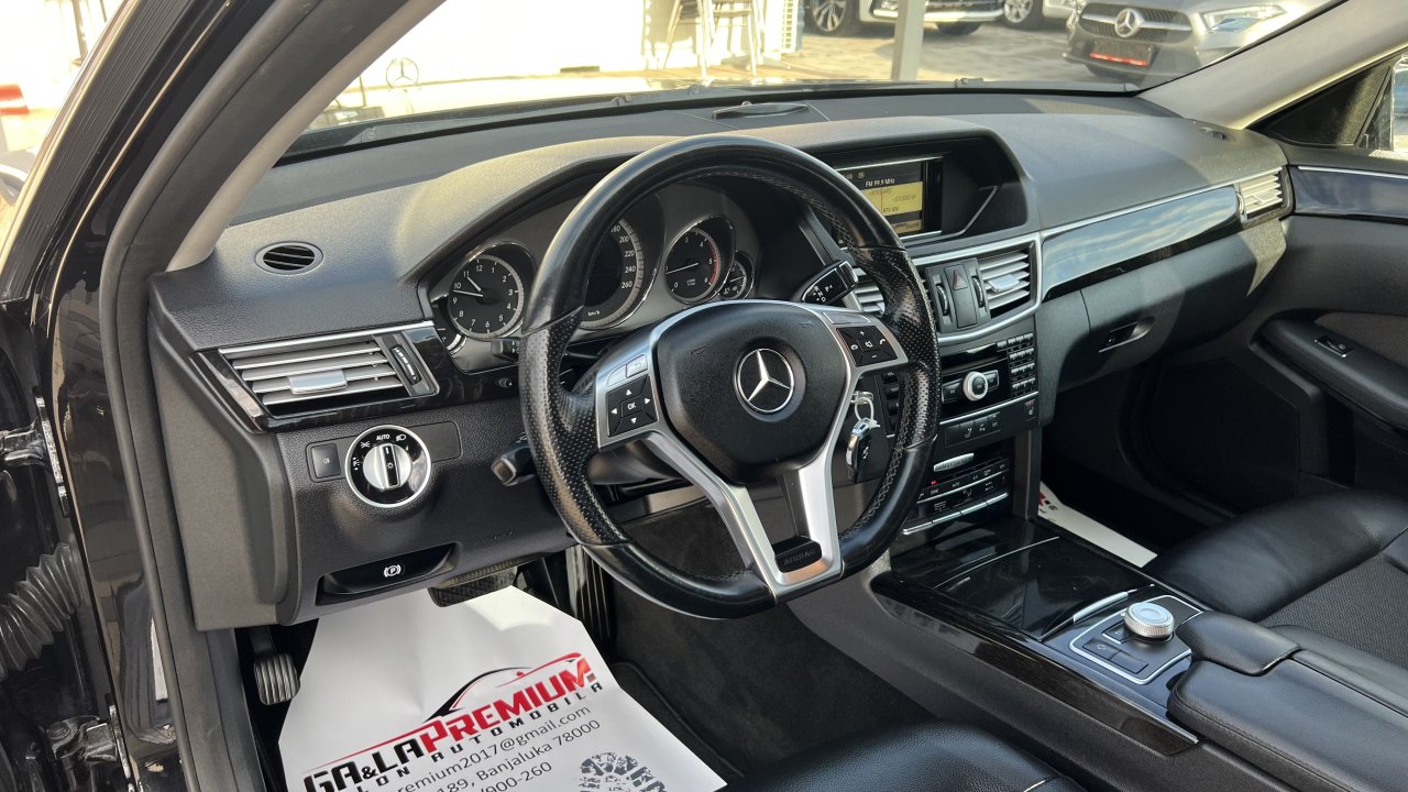 Automobil