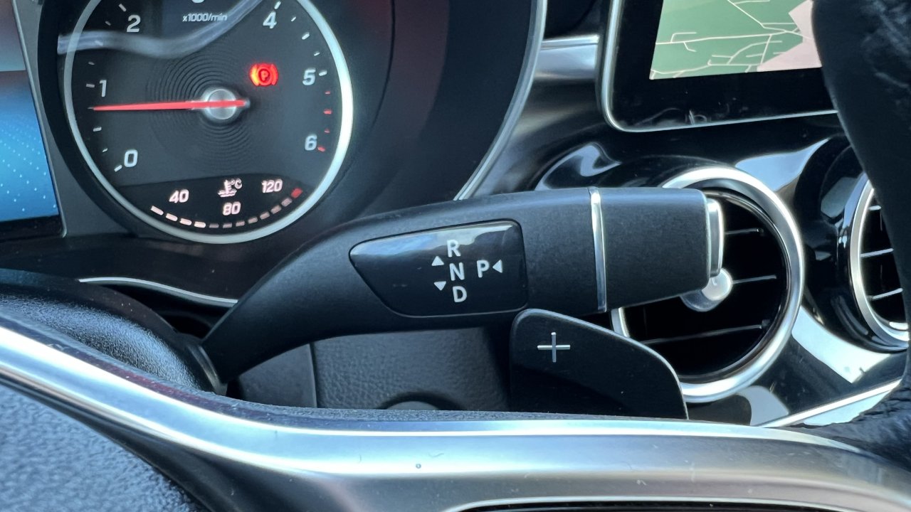 Automobil