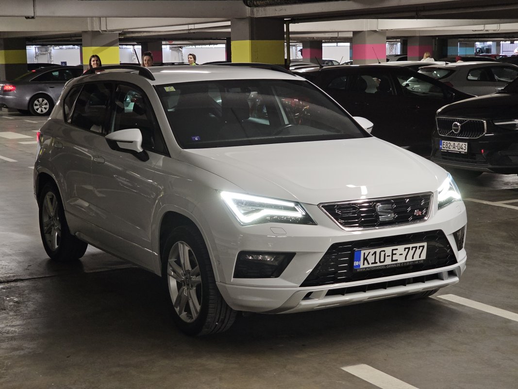 Automobil