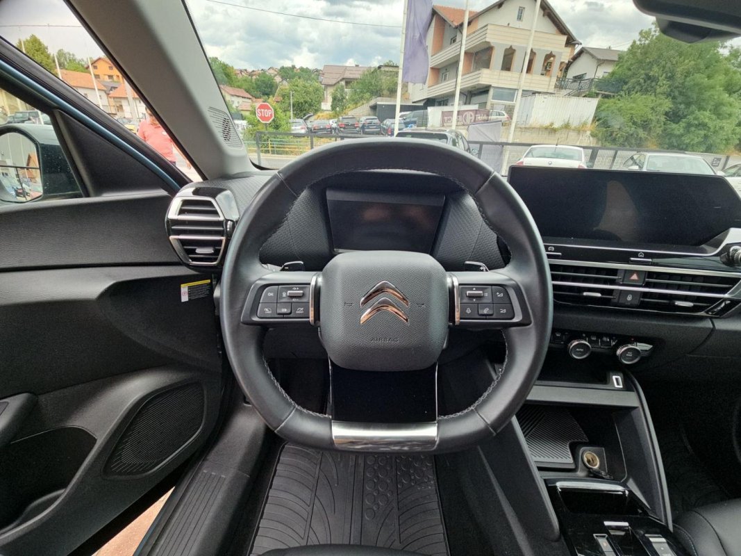 Automobil