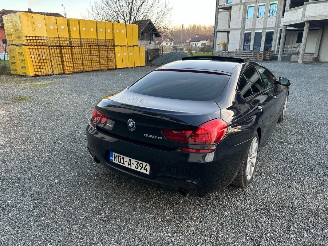 Automobil
