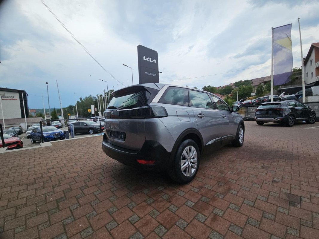 Automobil