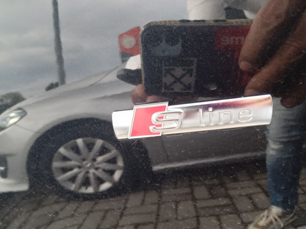 Automobil