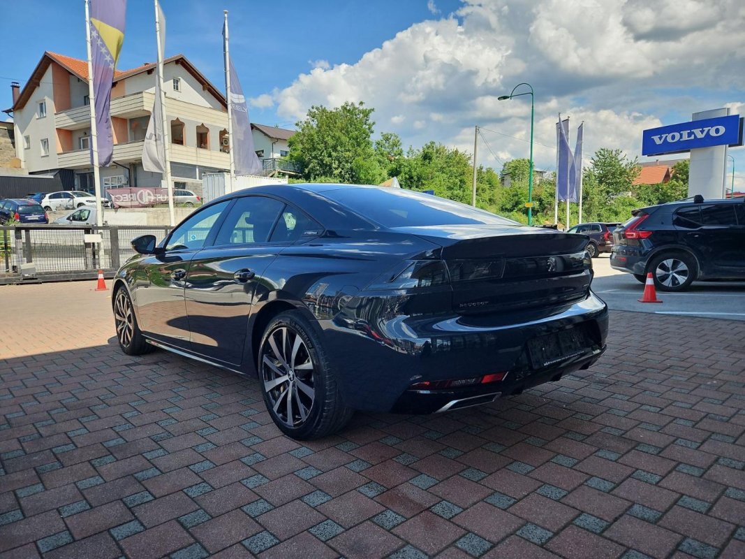 Automobil