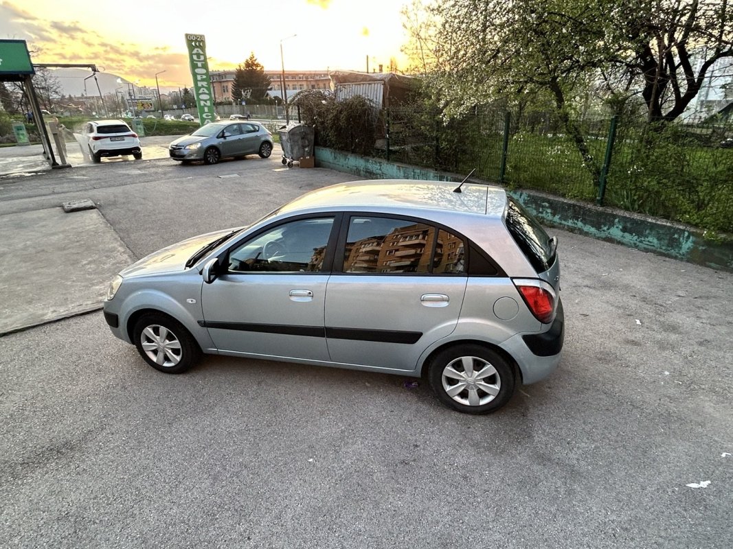 Automobil
