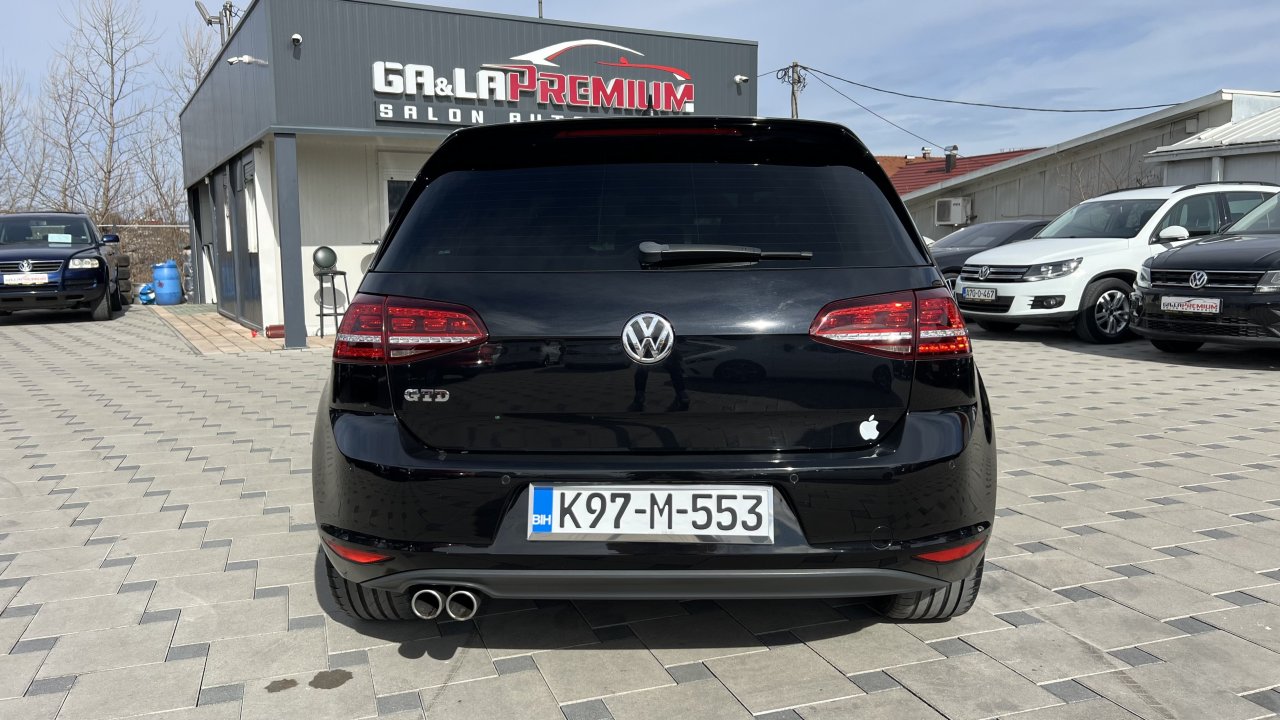 Automobil