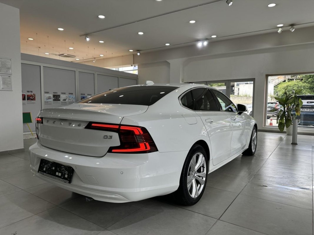 Automobil