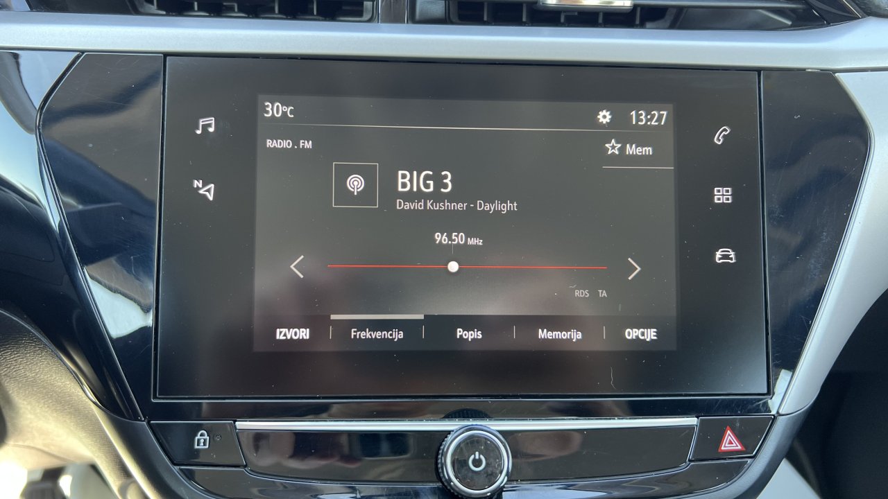 Automobil
