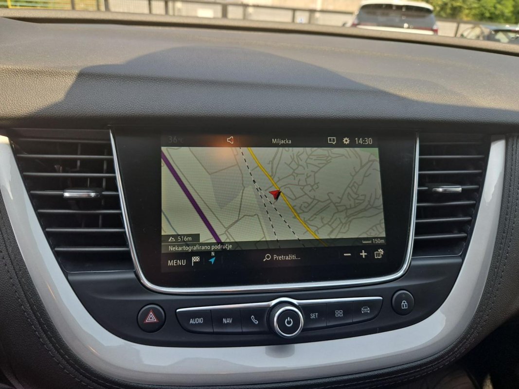 Automobil