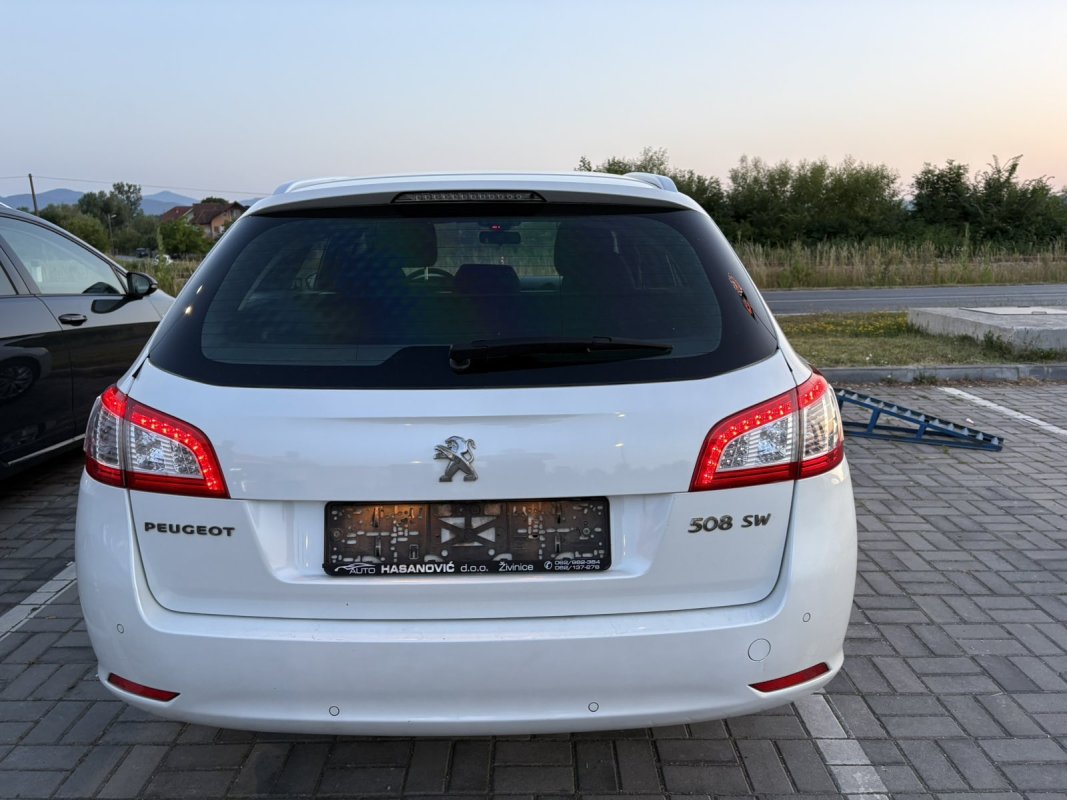 Automobil