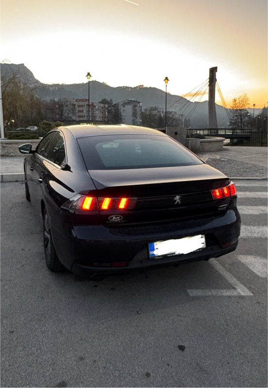 Automobil