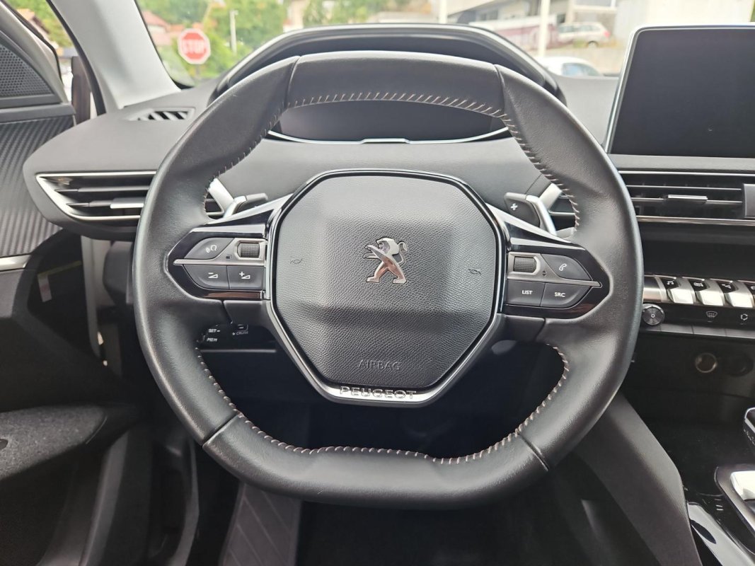Automobil