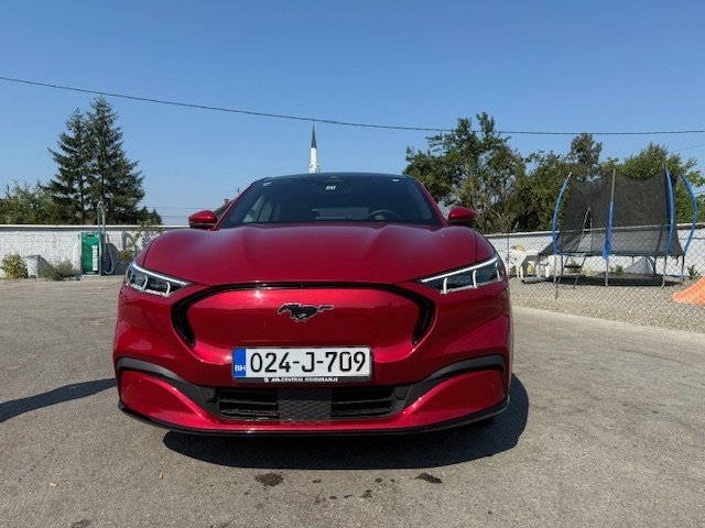 Automobil