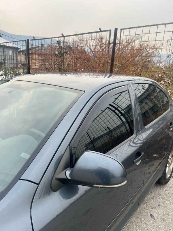Automobil