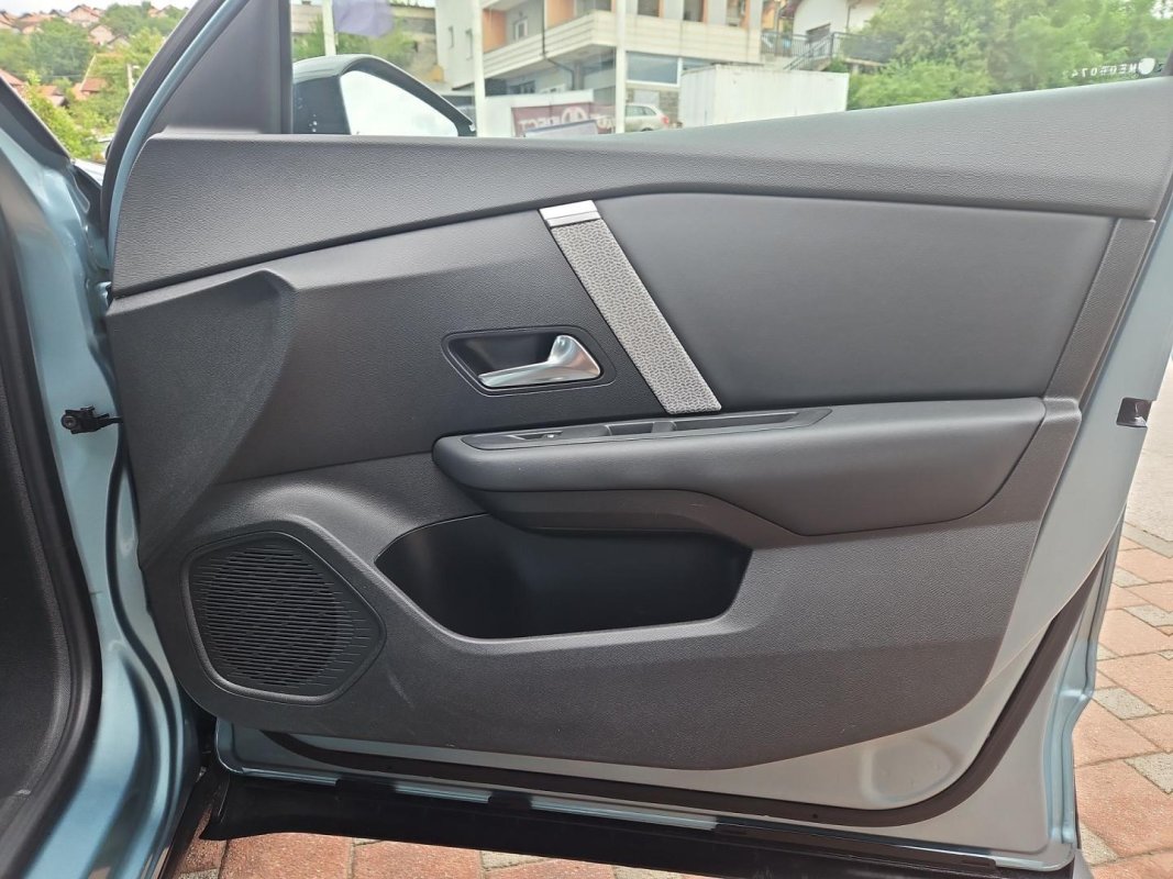 Automobil