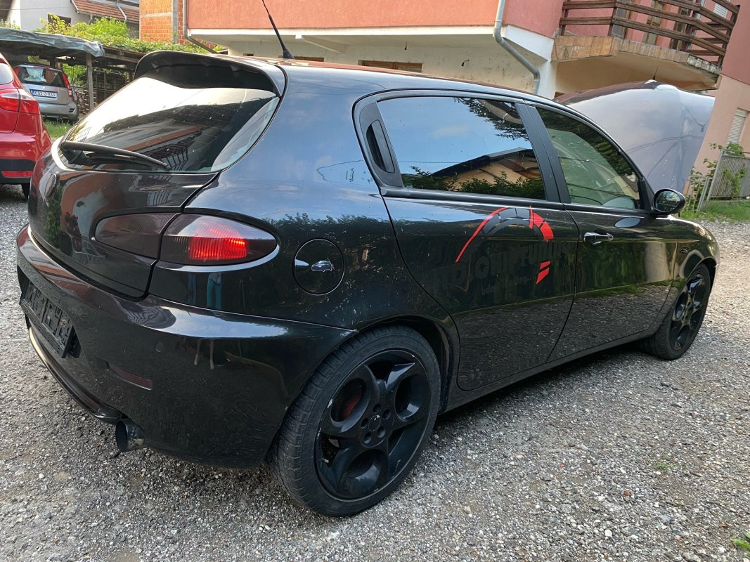 Automobil