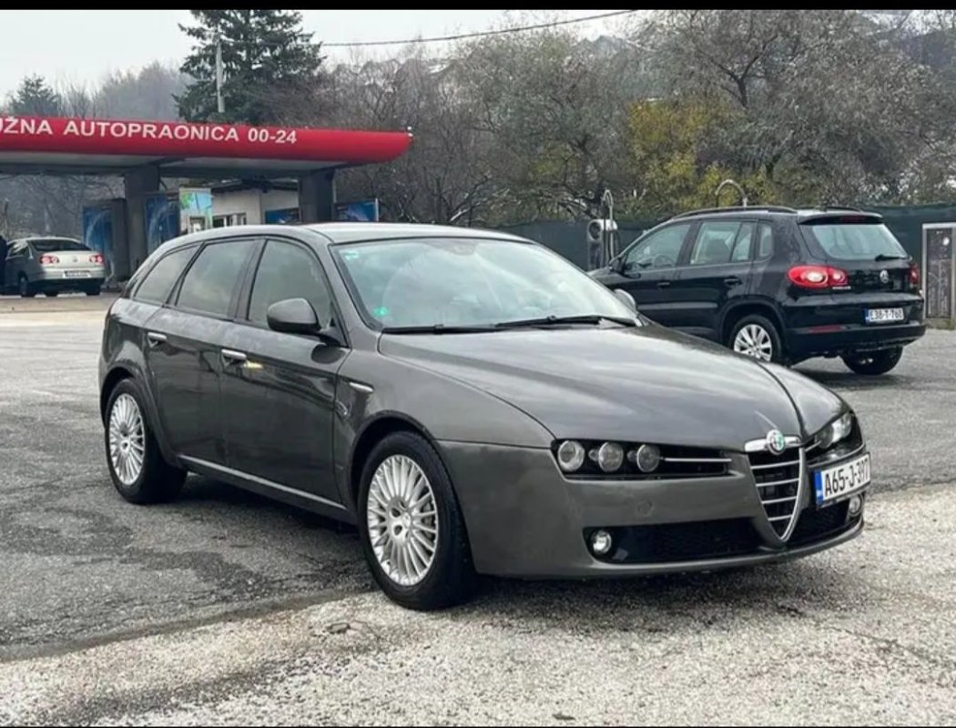 Automobil