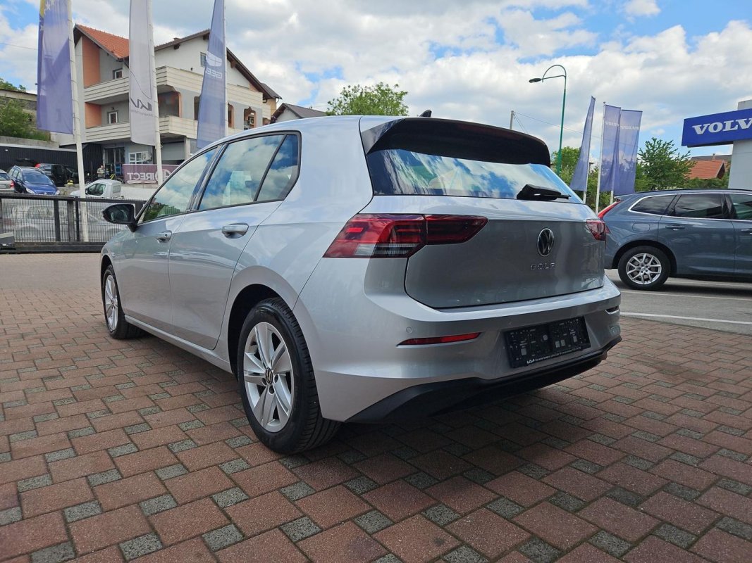 Automobil