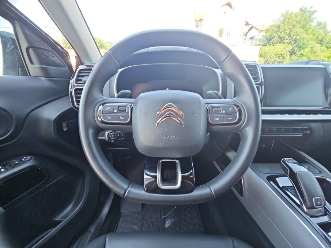 Automobil