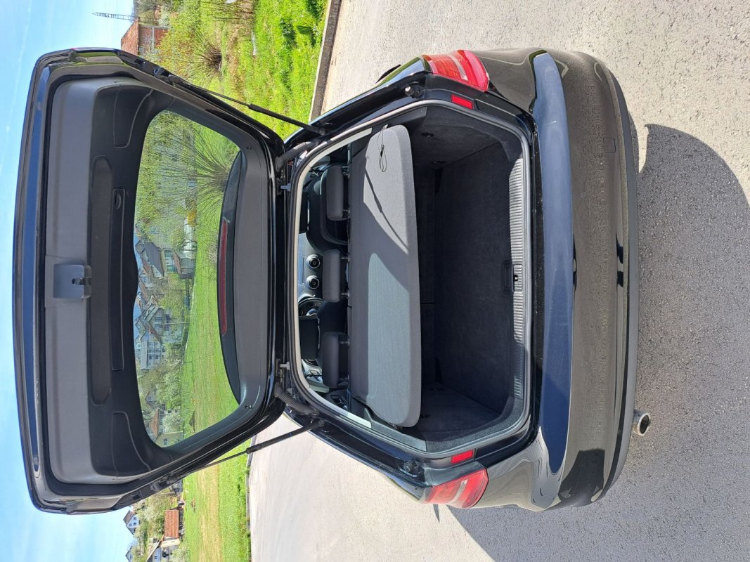 Automobil