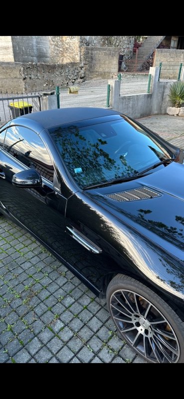 Automobil