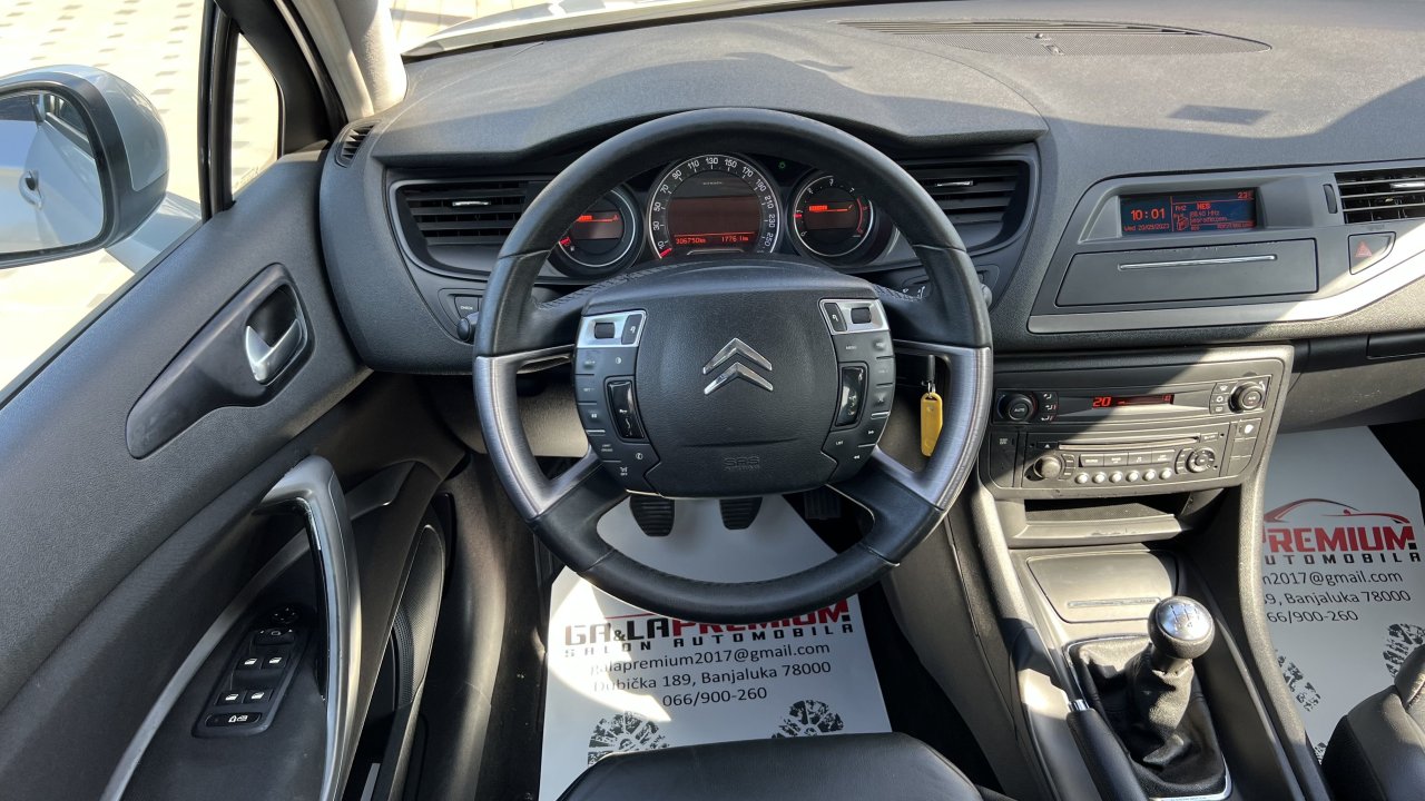 Automobil