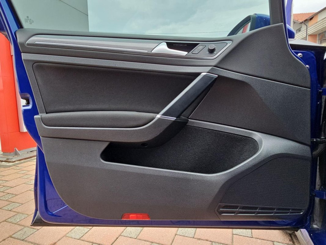 Automobil