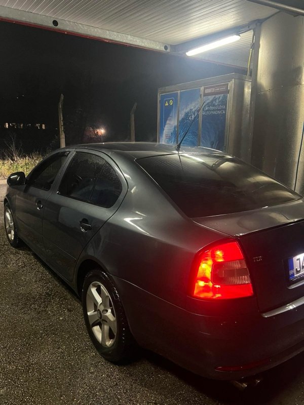 Automobil