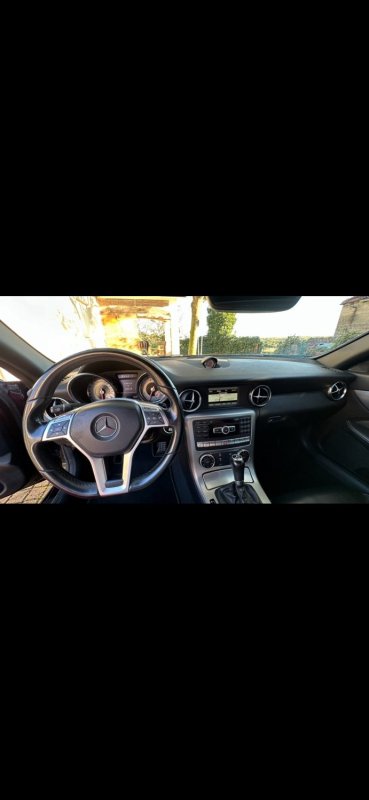 Automobil