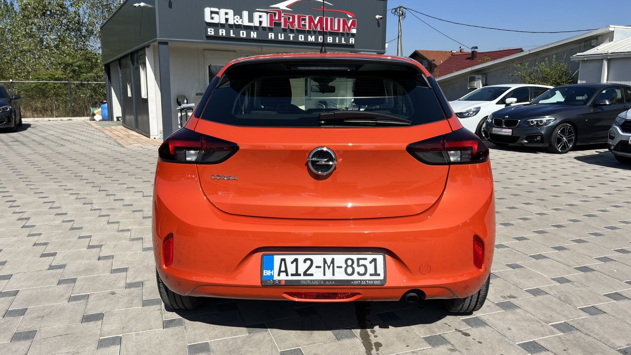 Automobil