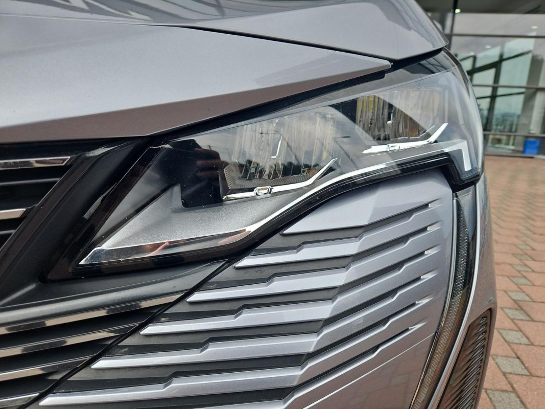 Automobil