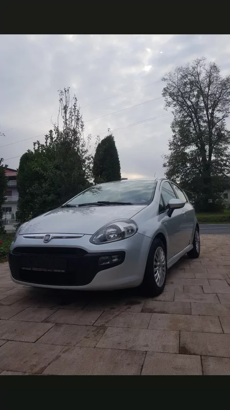 Automobil