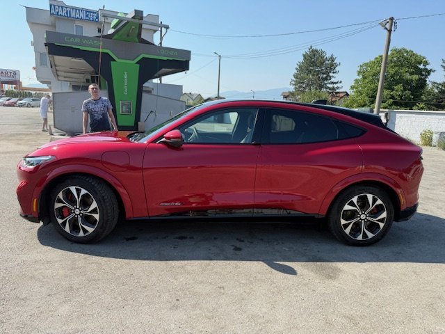 Automobil