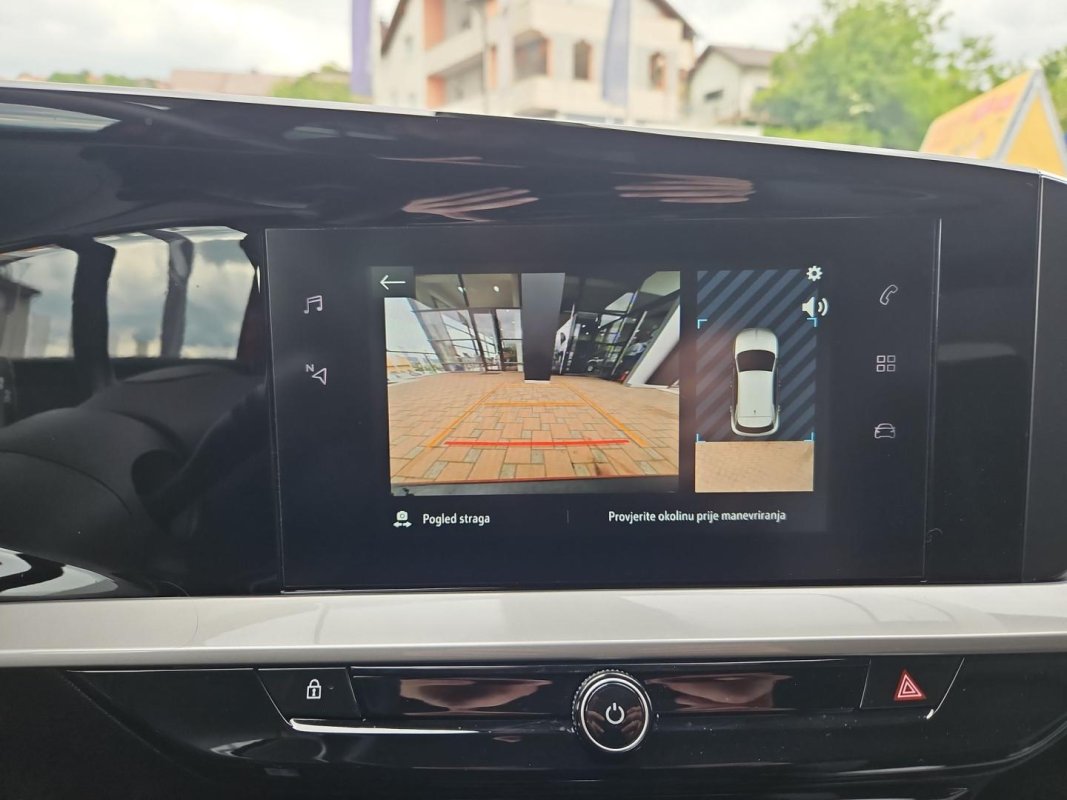 Automobil