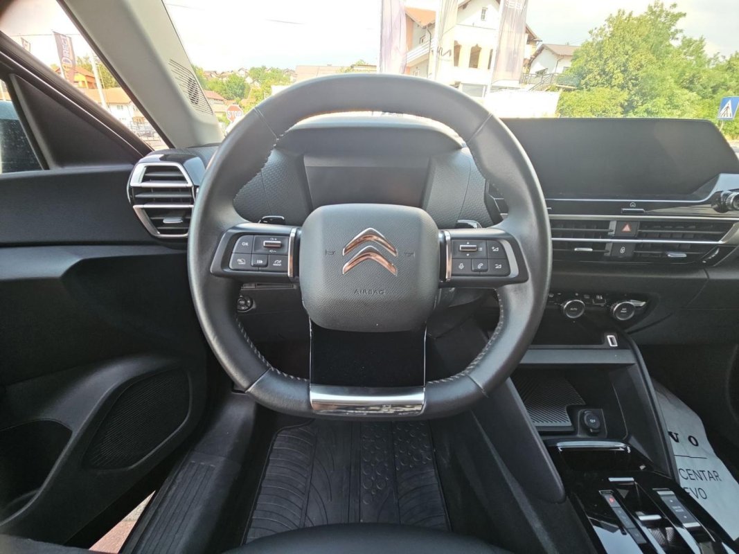 Automobil