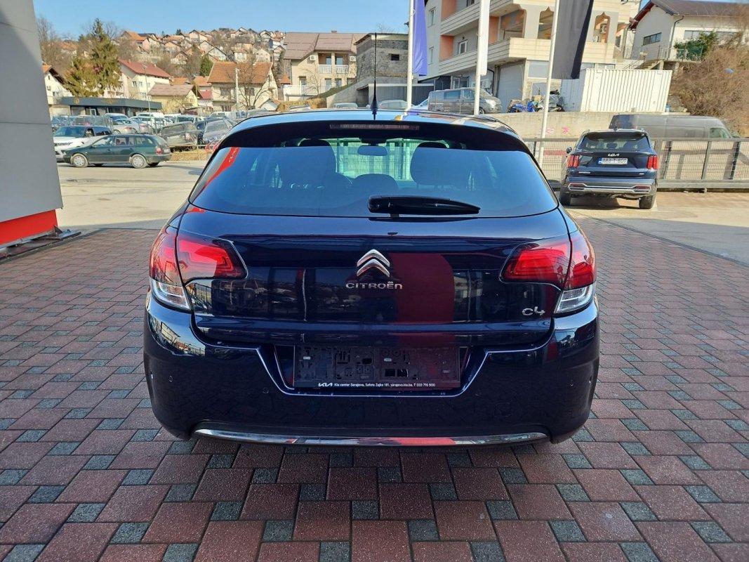Automobil