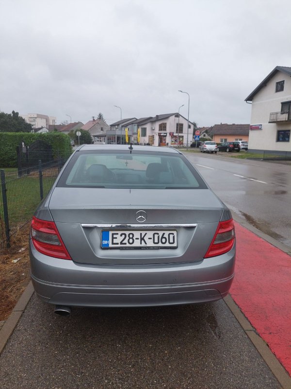 Automobil