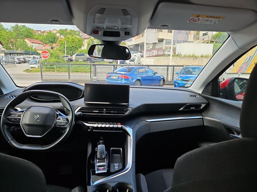 Automobil