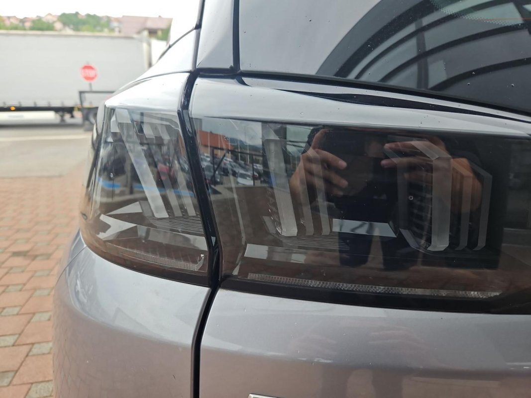 Automobil
