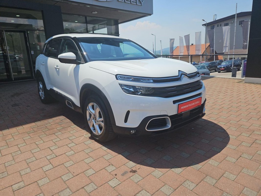 Automobil