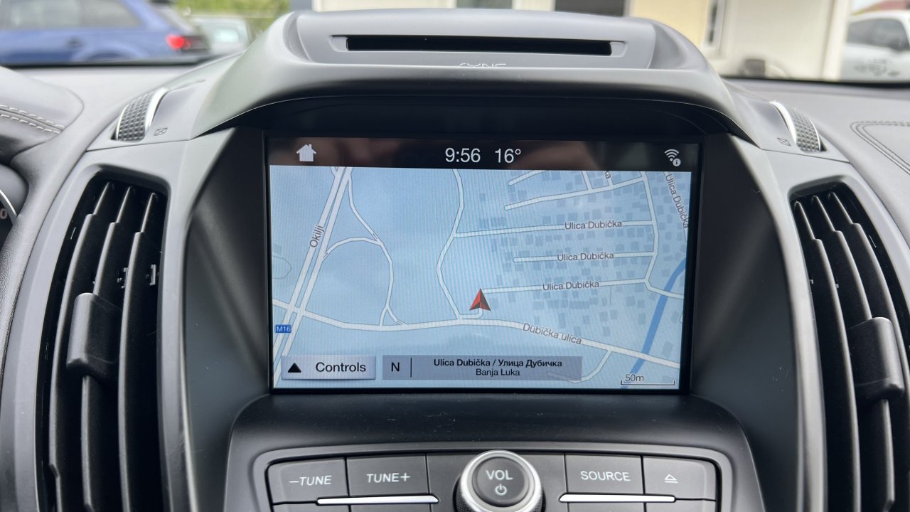Automobil